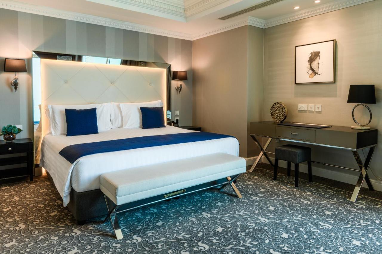 Centara West Bay Hotel & Residences Doha Exteriör bild A bedroom at the hotel