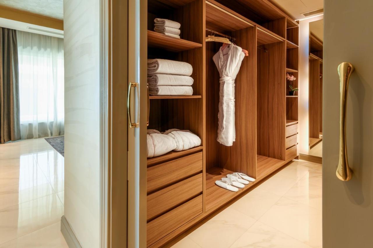 Centara West Bay Hotel & Residences Doha Exteriör bild A walk-in closet