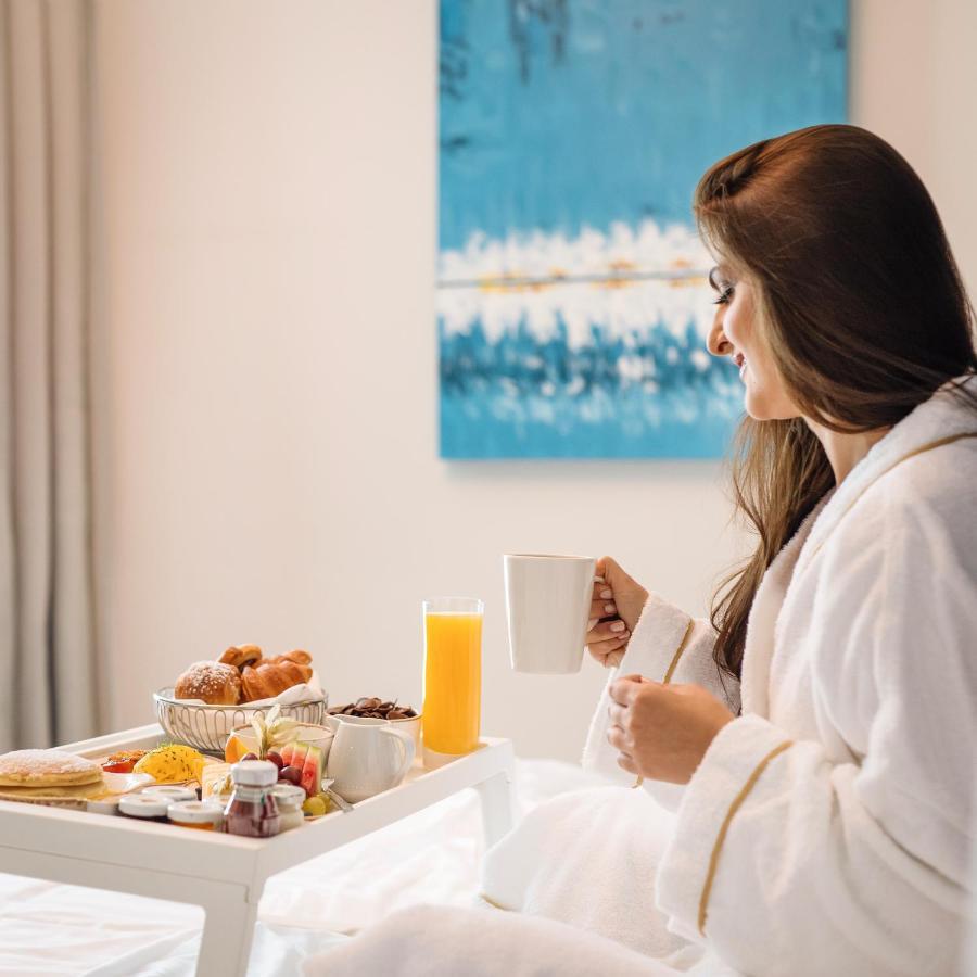 Centara West Bay Hotel & Residences Doha Exteriör bild A woman in a bathrobe