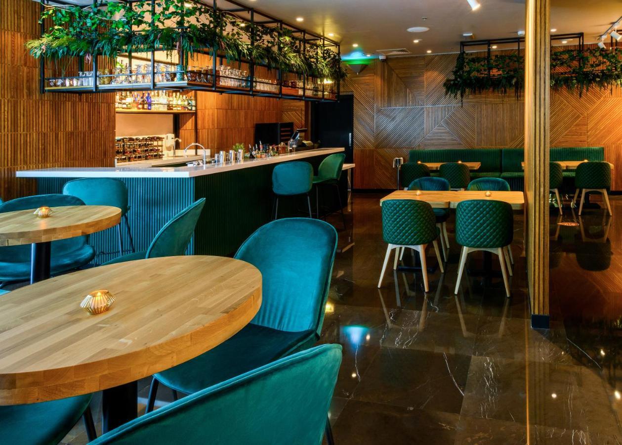 Centara West Bay Hotel & Residences Doha Exteriör bild The interior of the restaurant