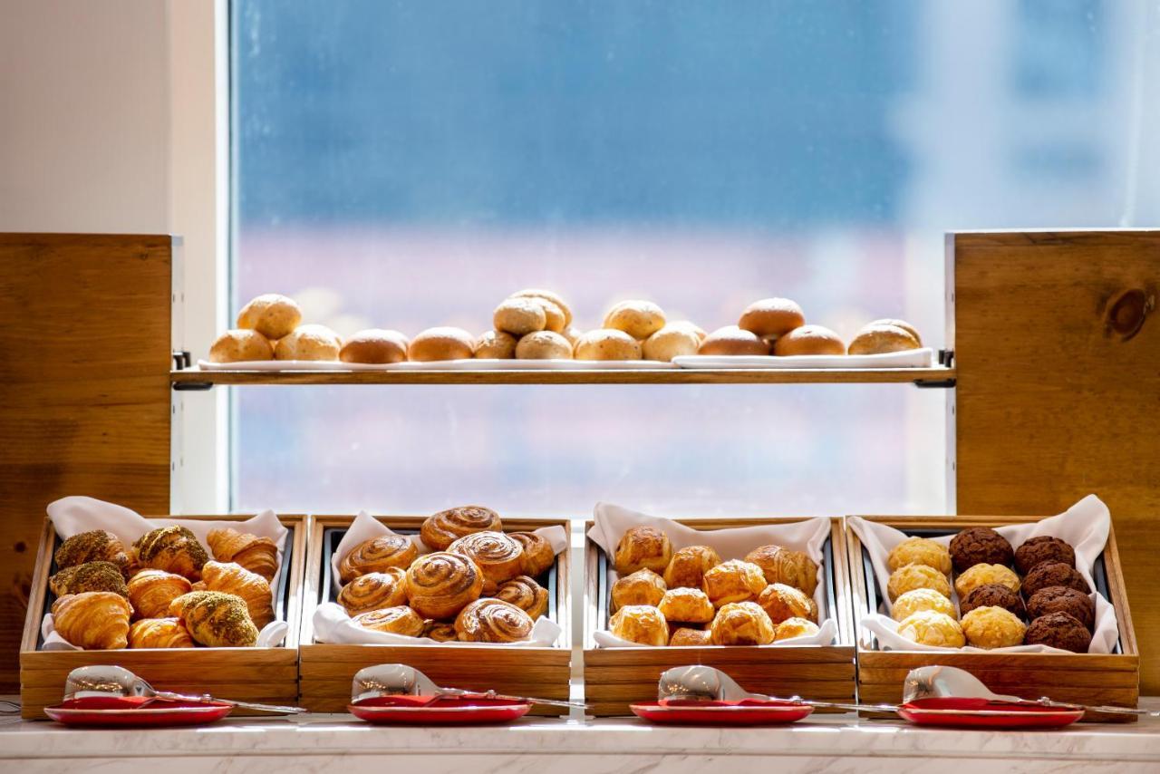 Centara West Bay Hotel & Residences Doha Exteriör bild Bakery items