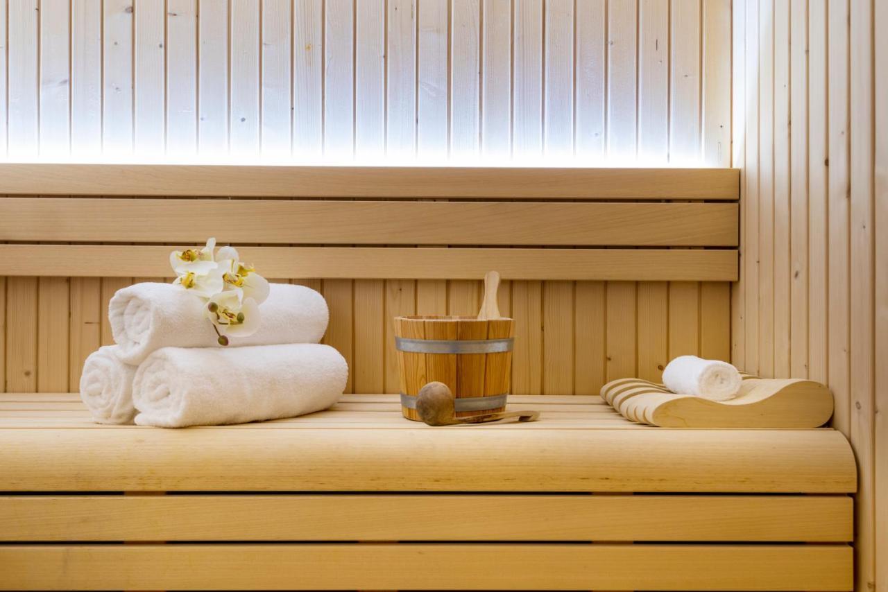 Centara West Bay Hotel & Residences Doha Exteriör bild Sauna accessories