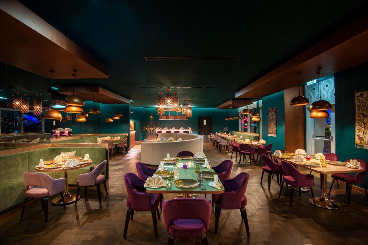 Centara West Bay Hotel & Residences Doha Exteriör bild The interior of the restaurant